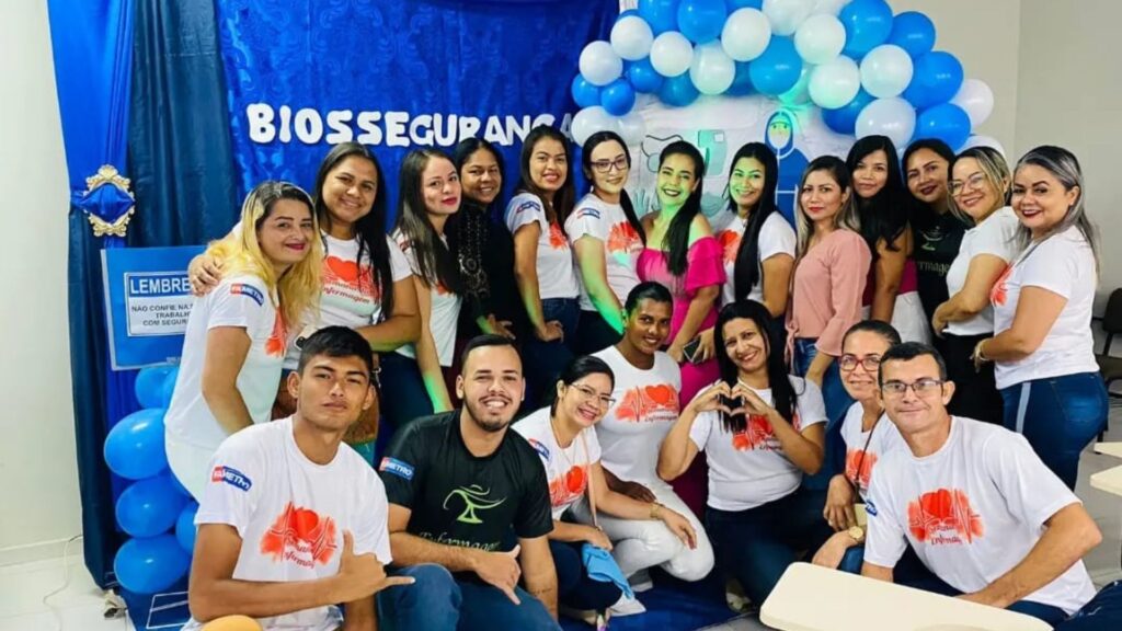 Imagem mostra grupo de alunos na Semana de Enfermagem, na Fametro Manacapuru