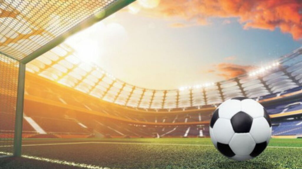 Imagem mostra uma bola de futebol em um campo de futebol