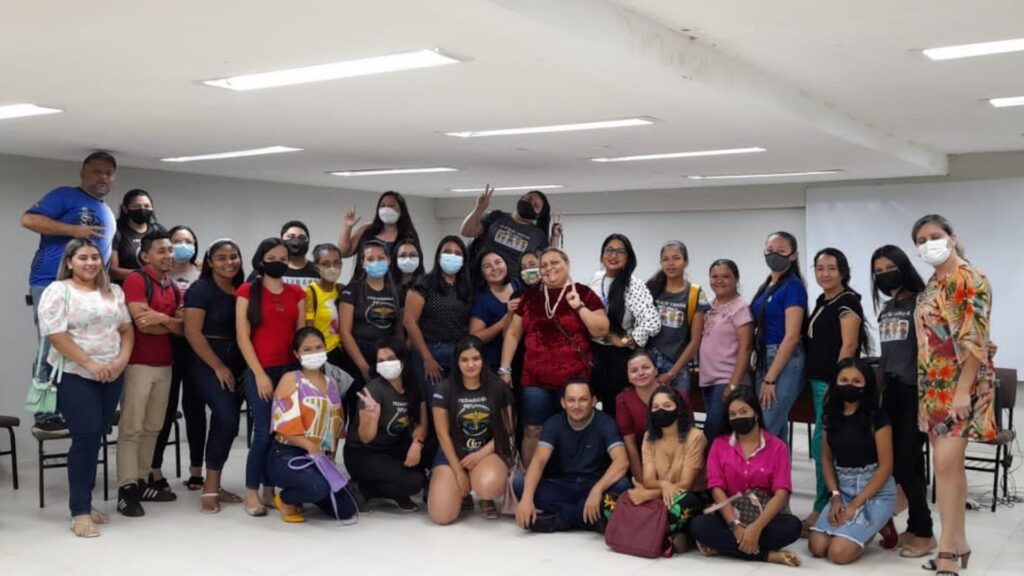 Imagem mostra estudantes da Fametro Manacapuru indo