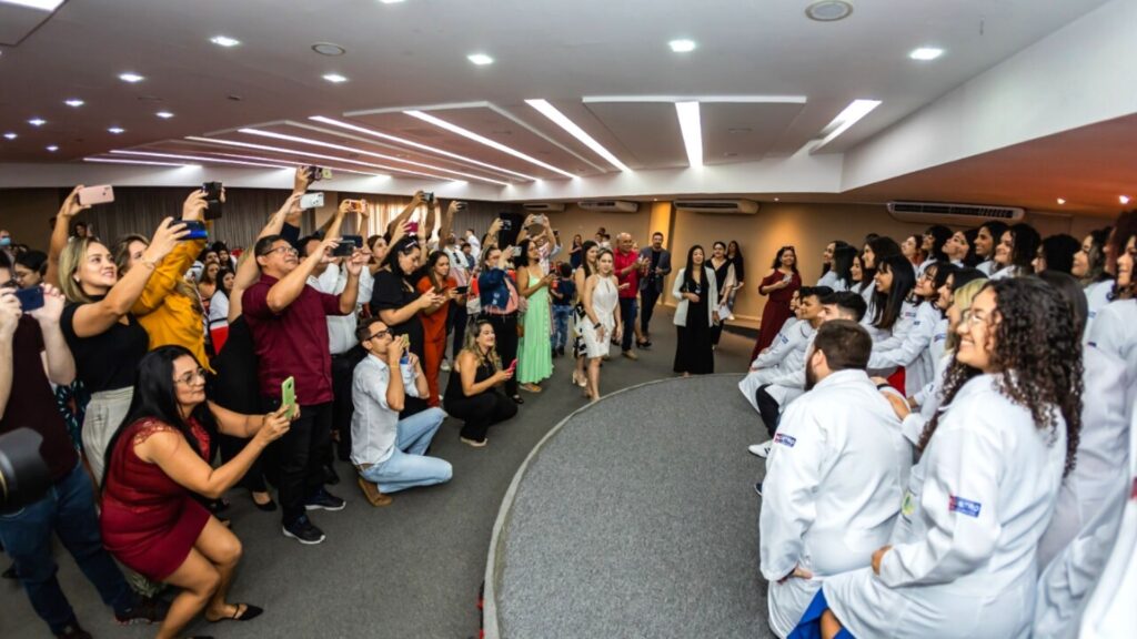 Imagem mostra alunos que participaram da Cerimônia do Jaleco