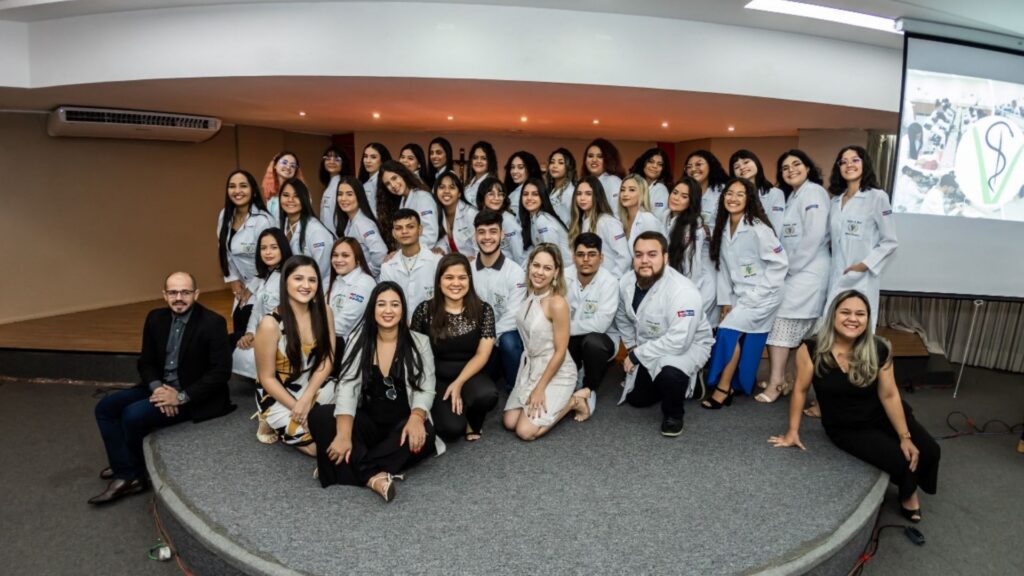 Fametro realiza Cerimônia do Jaleco com alunos de Medicina Veterinária