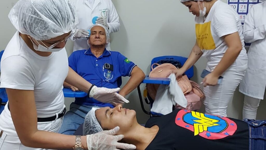 Alunas do Curso de Estética e Cosmética da Fametro realizam atendimentos em escola de educação especial imagem mostra alunas do curso de estética e cosmética que realizaram atendimentos na escola