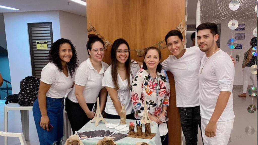 imagem mostra alunos do curso de enfermagem