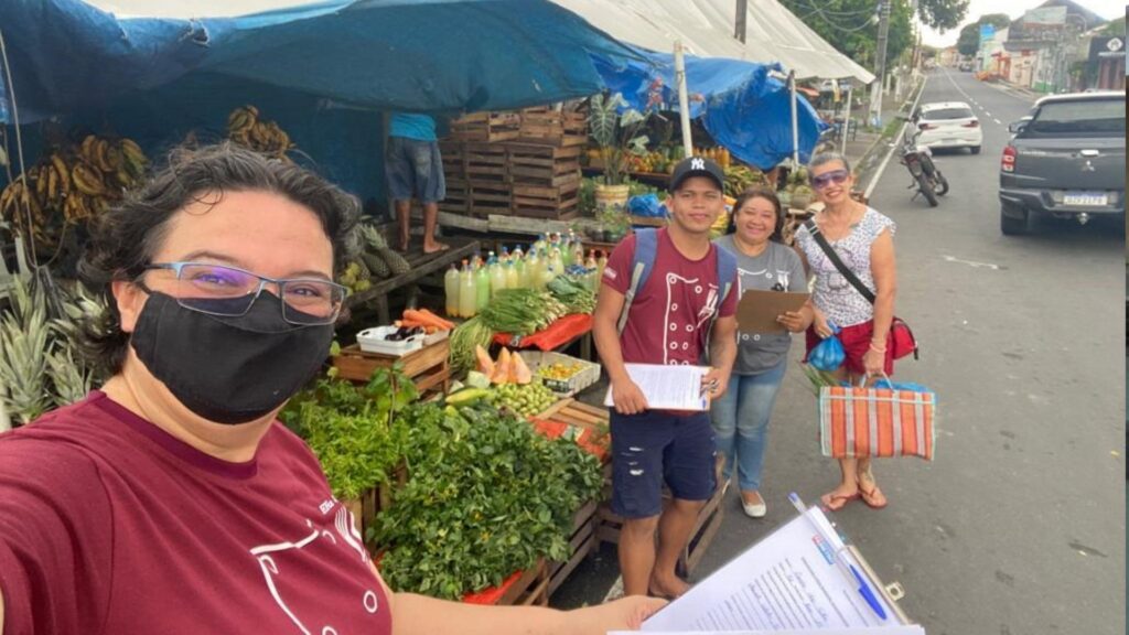 imagem mostra alunos do curso de gastronomia da fametro parintins nas feiras do município