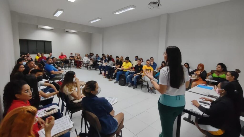 imagem mostra palestra aos alunos sobre combate ao abuso
