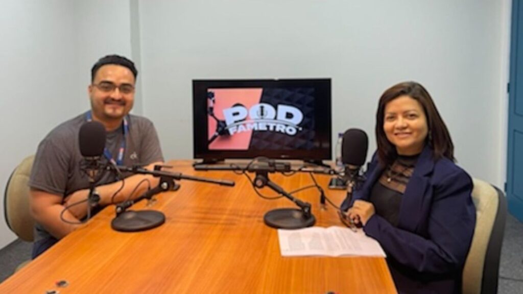 Fametro lança primeiro episódio do PodFametro imagem mostra vice-reitora Cinara Cardoso e Victor Almeida na gravação do PodFametro