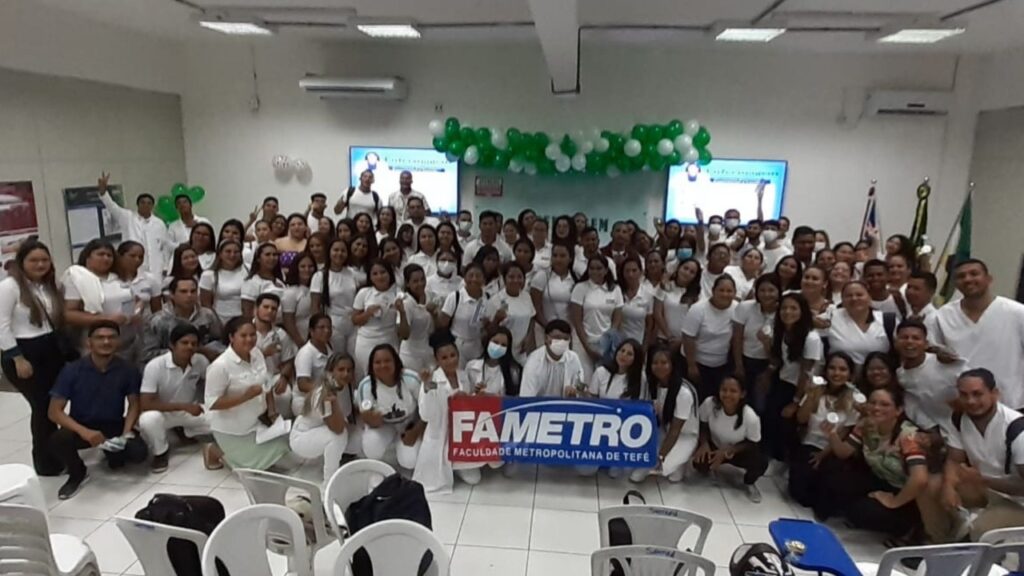 Imagem mostra alunos de Tefé juntos na 1ª Semana de Enfermagem
