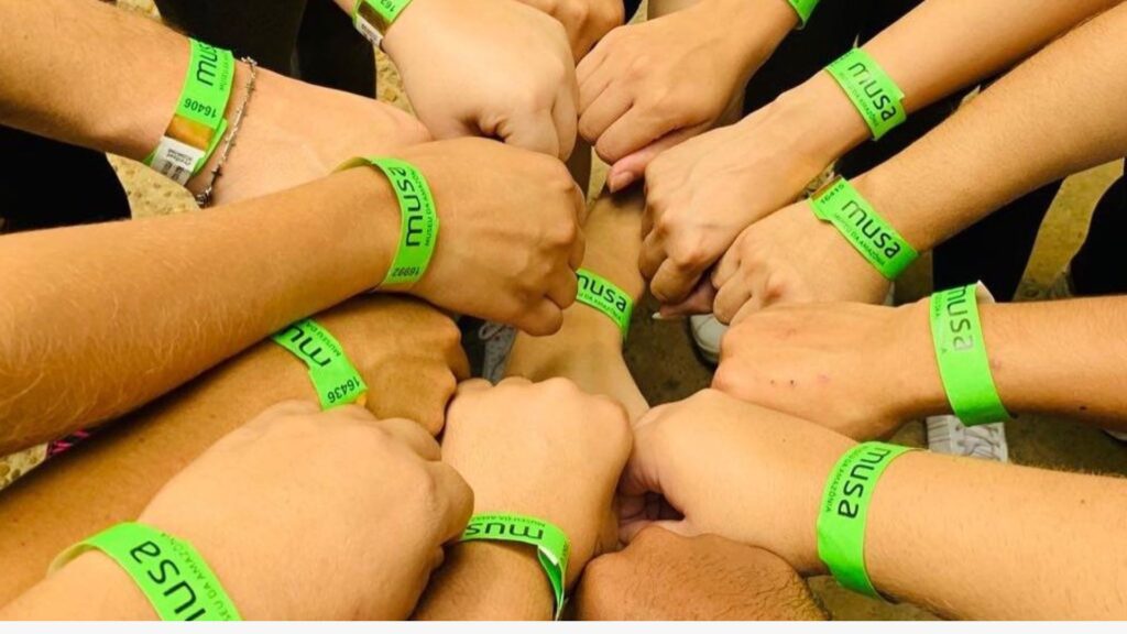 Cursos de Saúde da Fametro participam de atividade no Musa imagem mostra mãos de alunos unidas após atividade no Musa
