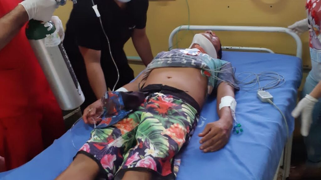 Imagem mostra vítima em simulação de acidente aéreo que teve participação dos alunos de enfermagem de Parintins