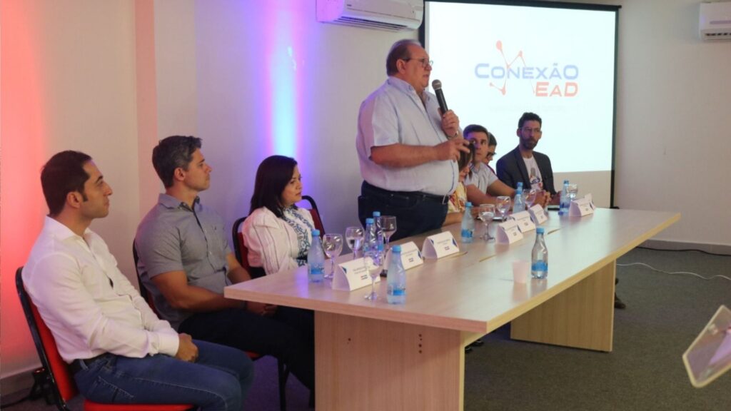 Imagem mostra o presidente da Fametro, Wellington Lins, durante discurso no evento Conexão EAD