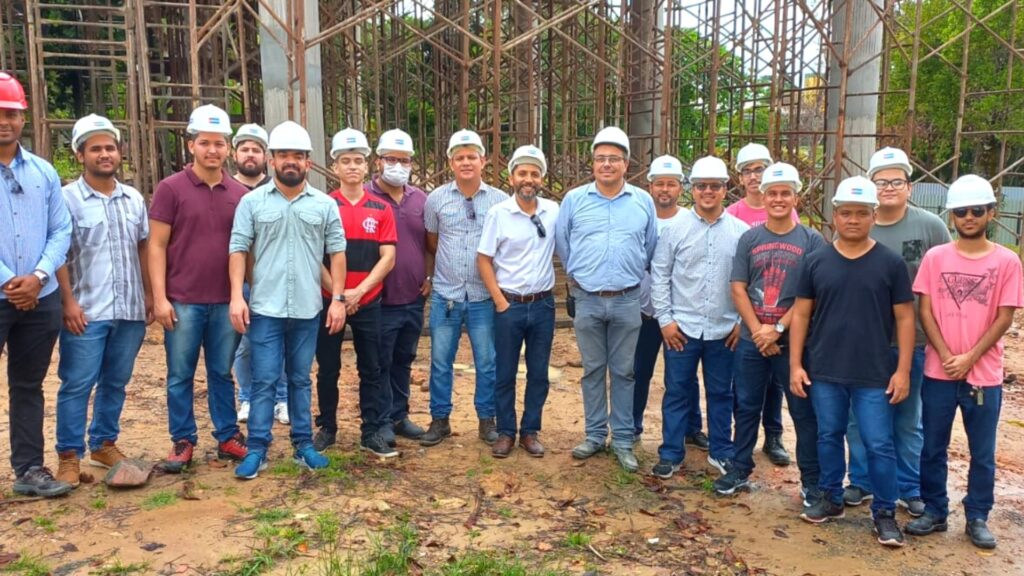 imagem mostra grupo de alunos de Engenharia Civil em visita ao Tropical Hotel