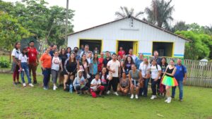 Imagem mostra escola e alunos da comunidade do Baixote, que receberam o projeto Descongelando sua Leitura
