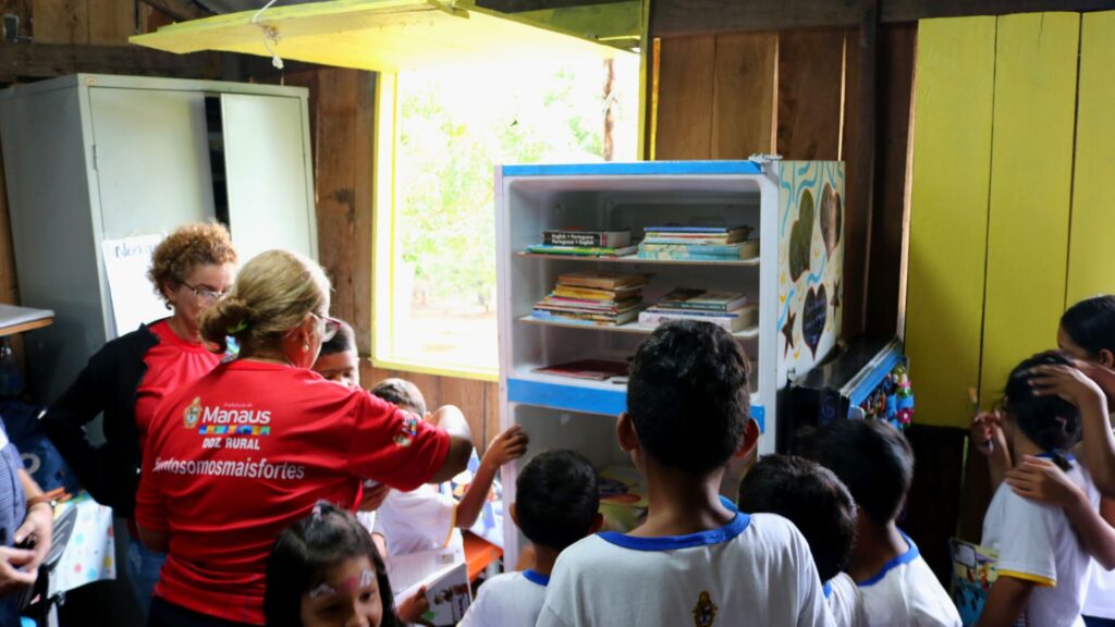 Imagem mostra alunos da escola Silvio Romero que foram beneficiados pela projeto Descongelando sua Leitura