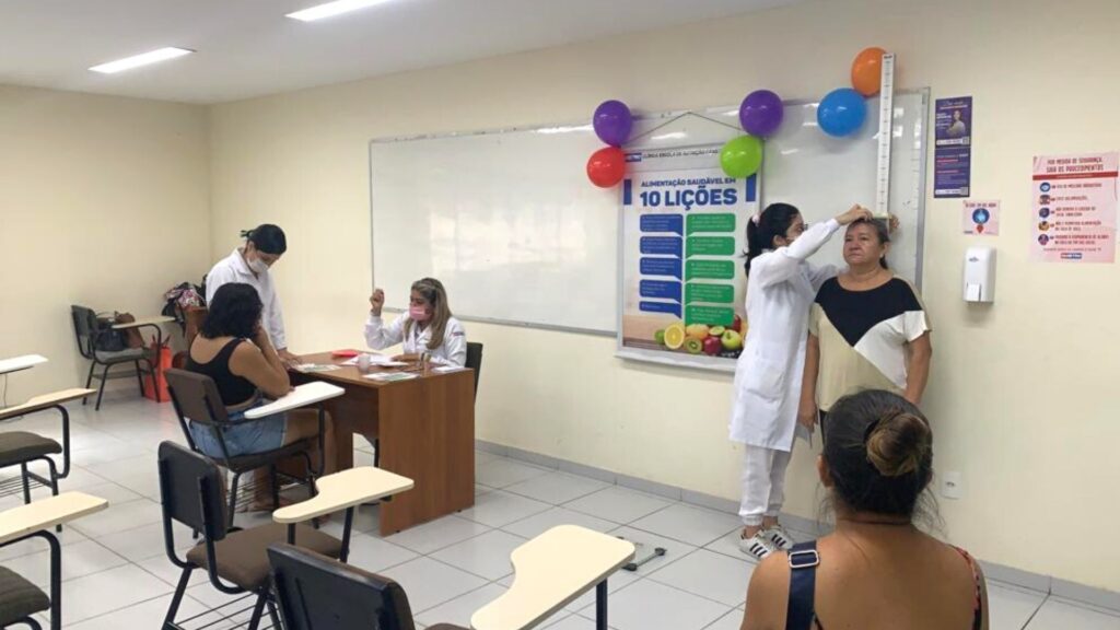 Ação social atende comunidades da Zona Leste na Fametro Imagem mostra o serviço de avaliação nutricional durante a ação social da Fametro Leste