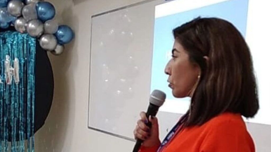 Imagem mostra a palestrante Roseane Garcia em palestra da Semana dos Recursos Humanos