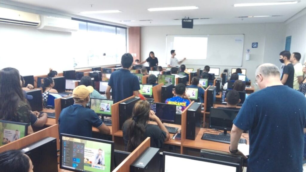 Imagem mostra colaboradores no curso de inclusão digital da Fametro