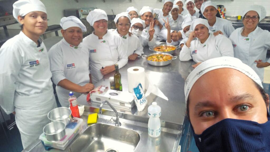 Curso de Gastronomia realiza atividade sobre técnicas de preparo de frutos do mar Imagem mostra professores e alunos do curso de gastronomia que participaram da atividade