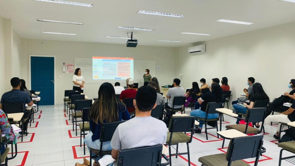 Imagem mostra alunos da fametro que fizeram o vestibular imediato