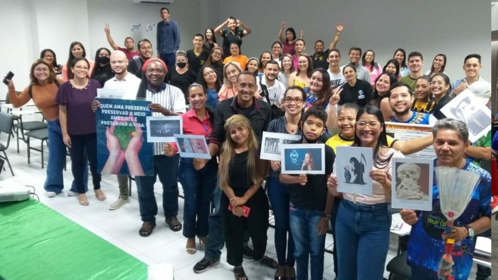 Imagem mostra alunos da Fametro Tefé no projeto de conscientização ambiental