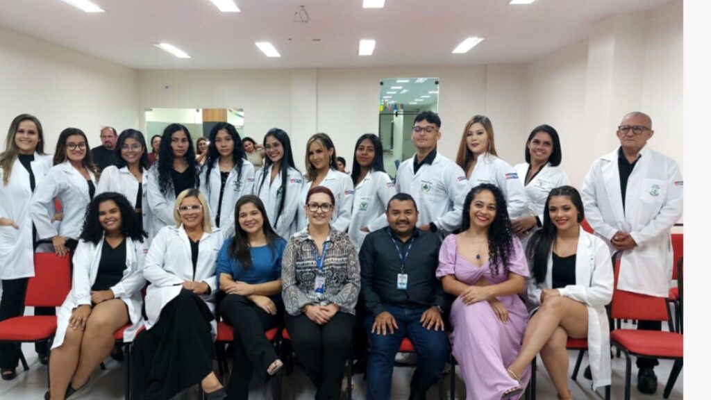 Imagem mostra alunos que participaram das cerimônias de entrega de jalecos