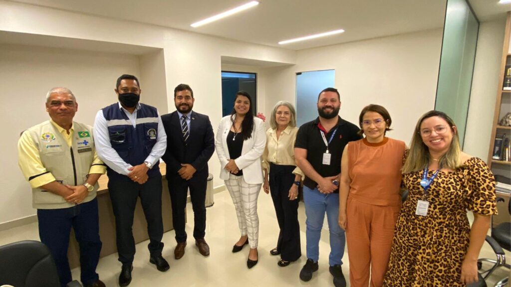 Imagem mostra foto da reunião do curso de Medicina com a Sesai