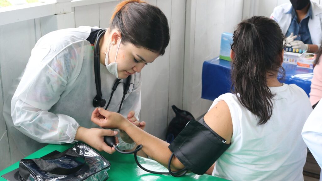 Comunidade do Colônia Antônio Aleixo recebe ação social da Fametro imagem mostra serviço de enfermagem que será oferecido na ação social