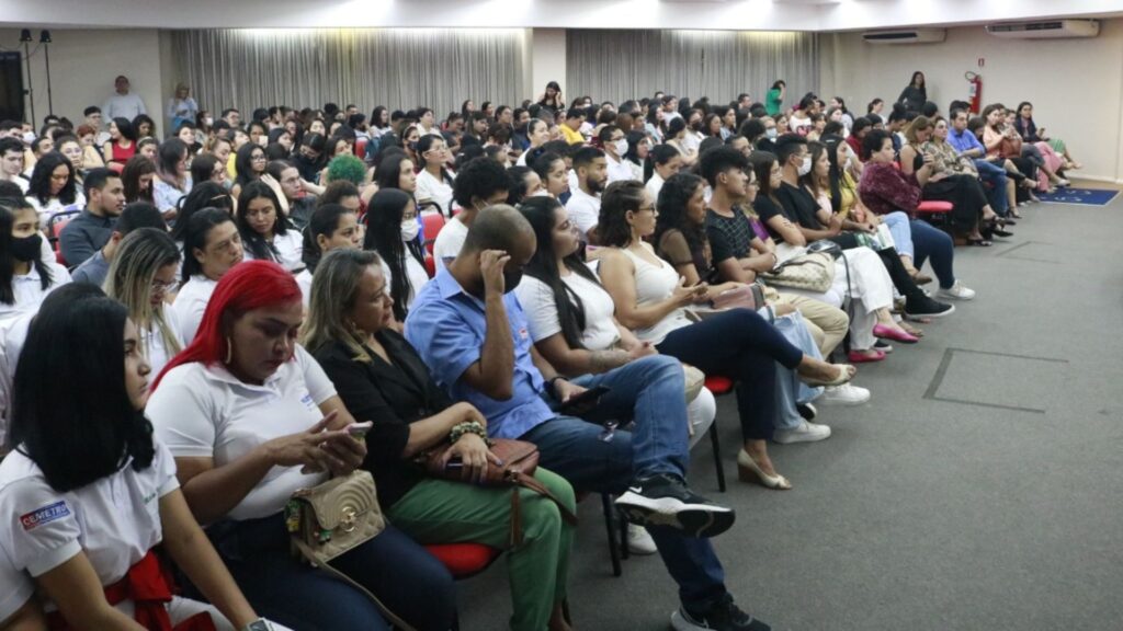 CPJUR e Fametro realizam debate sobre a importância do SUS Imagem mostra público que participou da palestra sobre o SUS