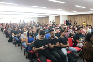 Imagem mostra público que compareceu para as palestras do dia do profissional de RH