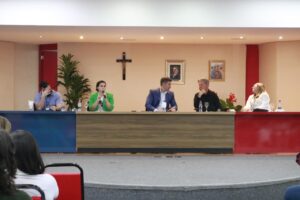 Imagem mostra participantes do debate sobre o SUS