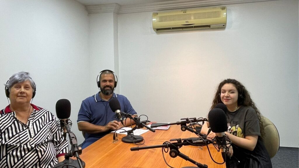 Imagem mostra equipe do podcast Hebdo