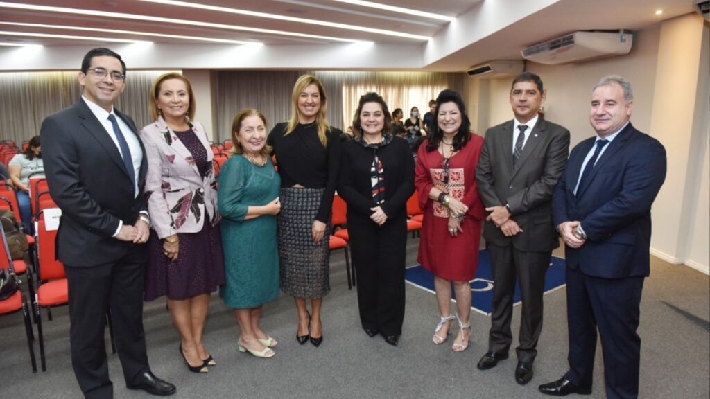 Seminário sobre Direitos Humanos na Fametro tem representante da ONU Imagem mostra reitora Maria do Carmo Seffair e representantes dos órgãos de justiça no seminário sobre Direitos Humanos