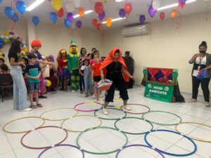 Imagem mostra atividades para crianças durante ação social