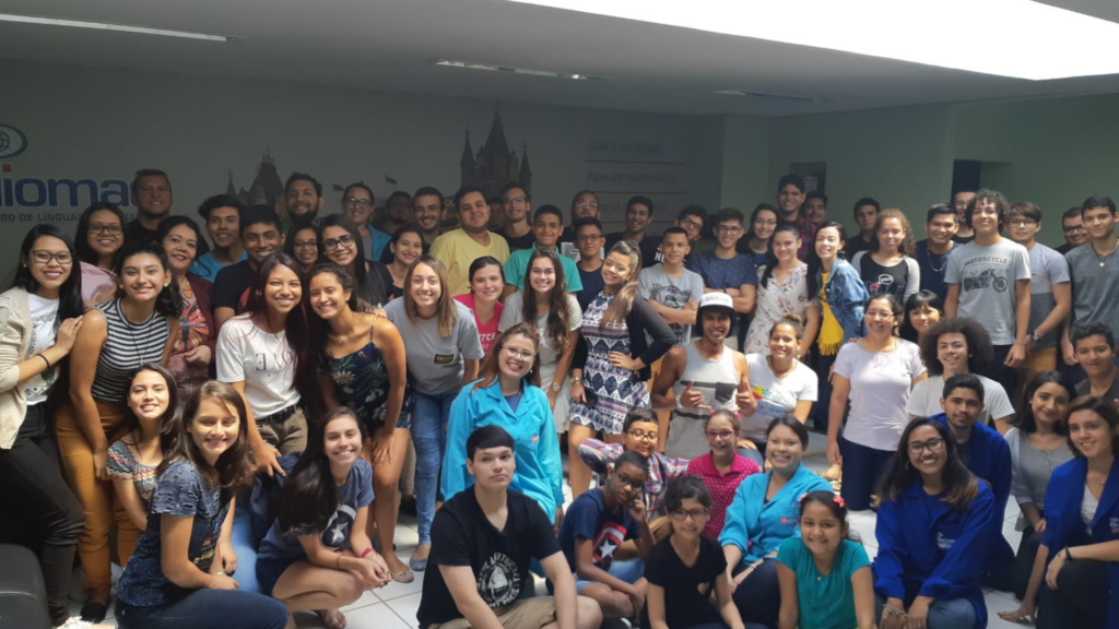 Curso de Idiomas da Fametro está com inscrições abertas Imagem mostra alunos do curso de idiomas da Fametro após uma das aulas