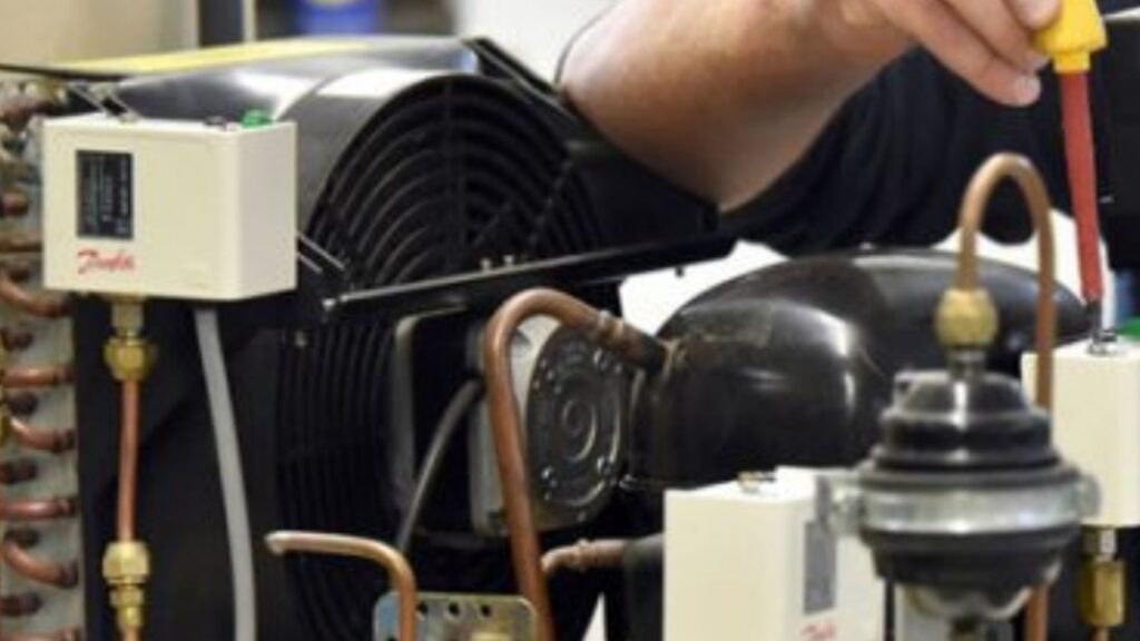 Imagem mostra um técnico em climatização, um dos cursos da Fametrotec