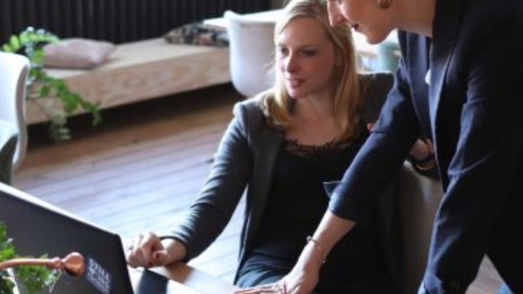 Cursos Nota 5: Gestão de Recursos Humanos na Fametro Leste Imagem mostra profissionais de Gestão de Recursos Humanos