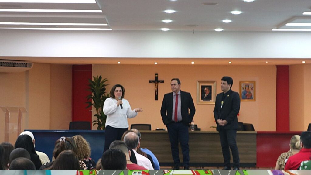 Fametro recebe curso para corretores de imóveis em homenagem à profissão Imagem mostra reitora da fametro e palestrantes que falaram aos corretores de imóveis