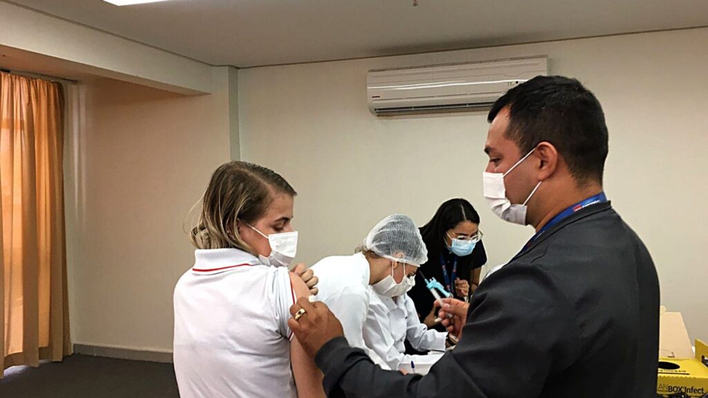 Fametro realiza campanha de vacinação contra Covid-19 e H1N1 para colaboradores Imagem mostra campanha de vacinação realizada pela Fametro