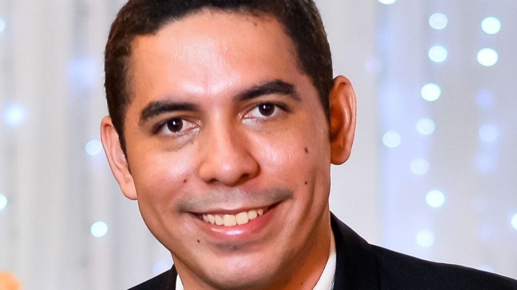 Imagem mostra o egresso Mateus Barros