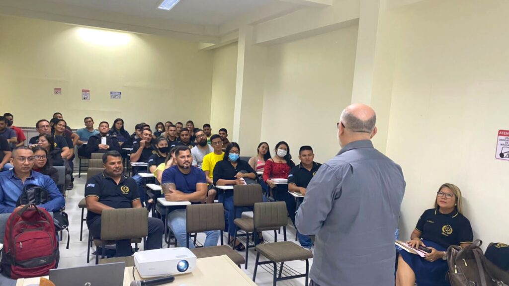 imagem mostra sala de aula do curso de direito da fametro coari