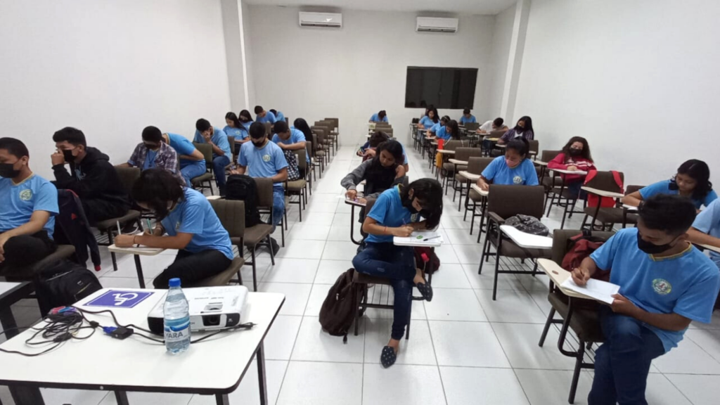 Imagem mostra alunos que participaram do projeto Minha Redação é Nota 10