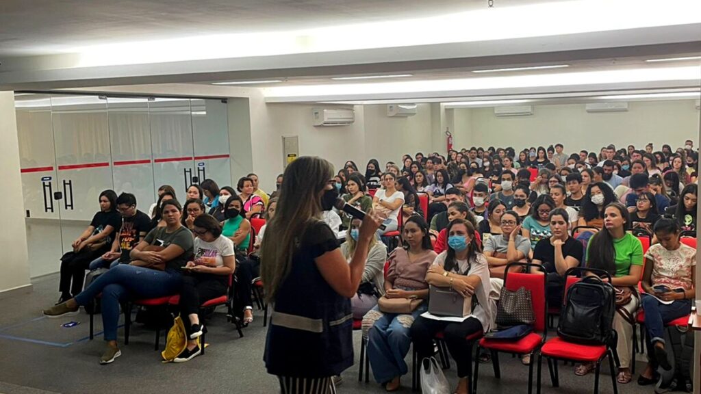 Imagem mostra palestra de agentes sanitários para alunos de Nutrição da Fametro