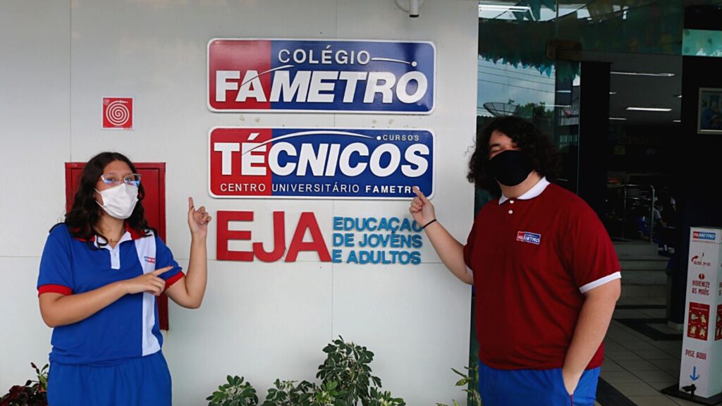 Imagem mostra alunos em frente ao Colégio Fametro