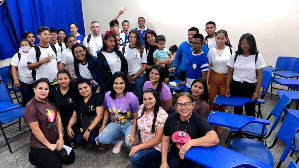 Alunos da Fametro Tefé participam da campanha Agosto Lilás Imagem mostra alunos em pose para foto após participar de atividade para campanha Agosto Lilás