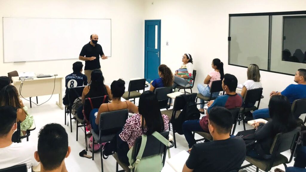 Aula inaugural de administração tem palestra para alunos na Fametro Parintins Imagem mostra palestra na aula inaugural de administração na Fametro Parintins