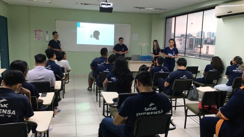 Curso de Fonoaudiologia recebe visita de alunos de Rádio e TV do Senac Imagem mostra estudantes do curso de fonoaudiologia dando aulas para alunos da senac