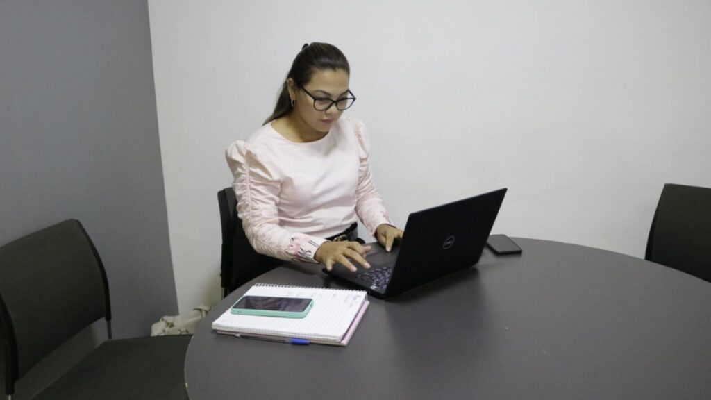 imagem mostra aluno em mutirão de conciliação