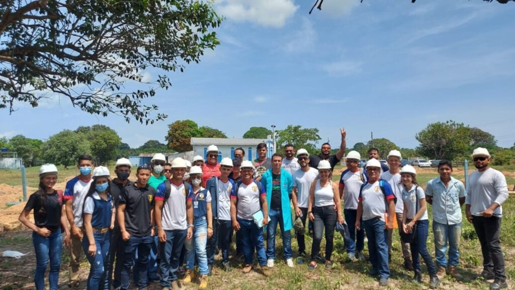 Imagem mostra alunos de engenharia da fametro parintins