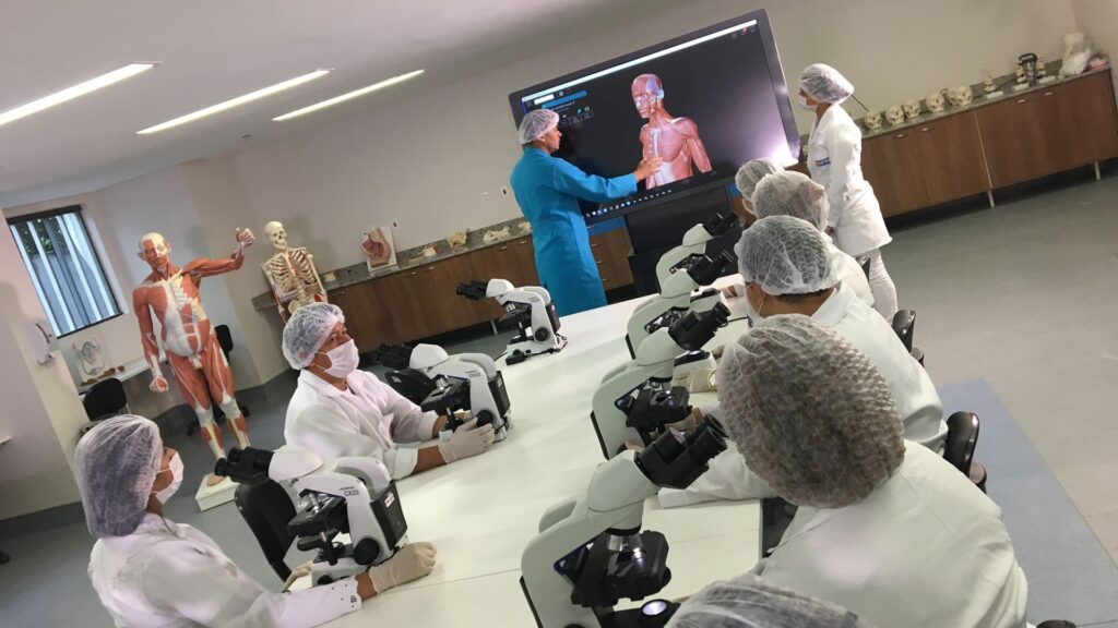 imagem mostra laboratório do curso de medicina medicina, para o vestibular de medicina