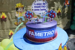 Imagem mostra bolo de comemoração da Fametro Leste