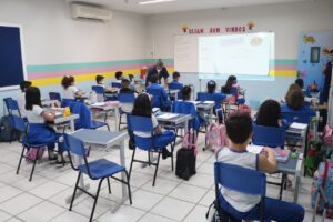 Imagem mostra alunos dentro do colégio fametro
